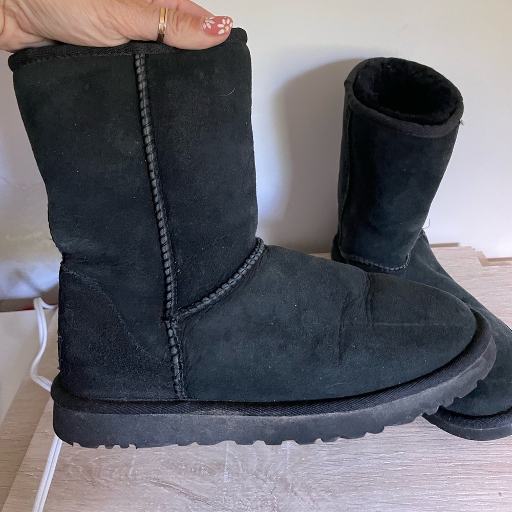 Woman’s black ugg short